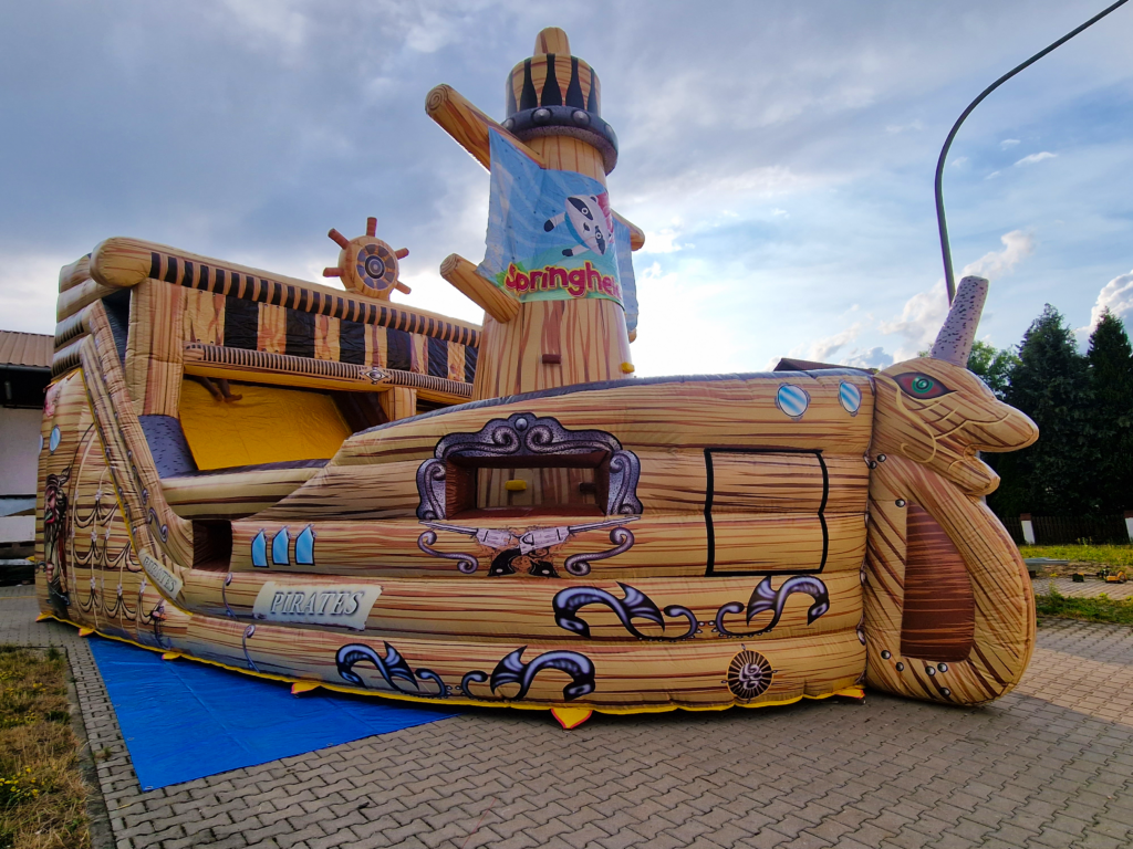 großes Piratenschiff, Hüpfburg