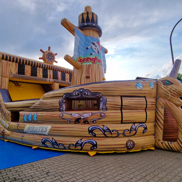 großes Piratenschiff, Hüpfburg